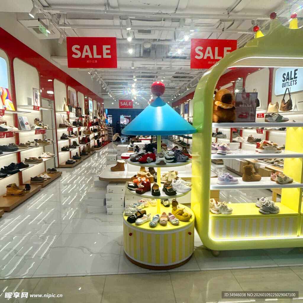 商场内促销中的鞋类专区