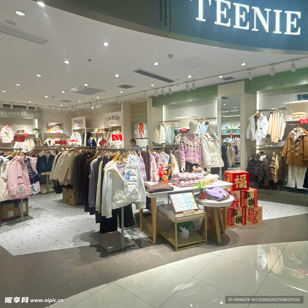 Teenie品牌时尚服装店内景