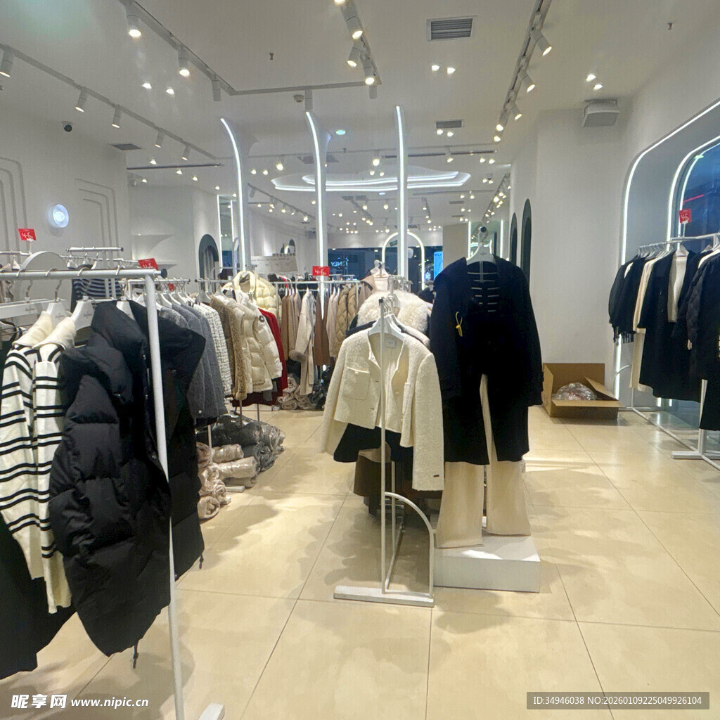 时尚服装店内部陈列展示