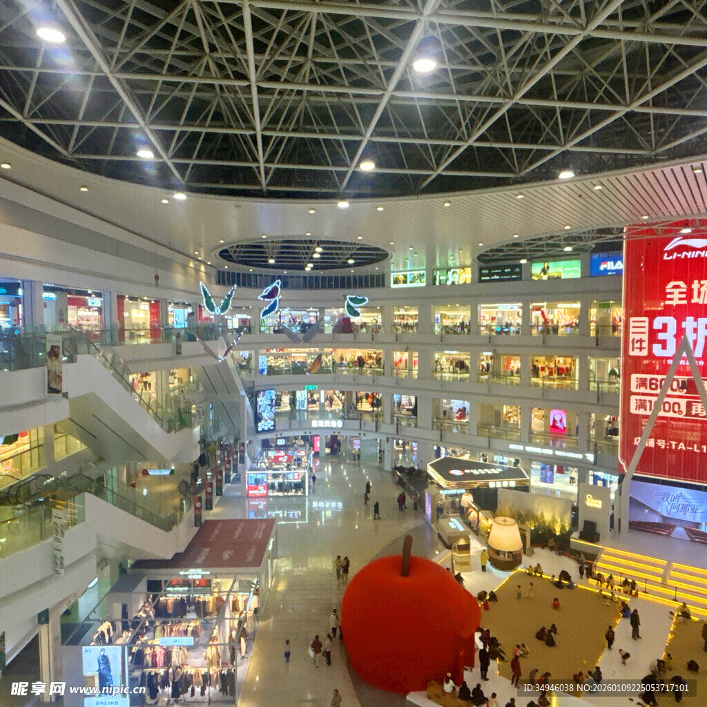 繁华商场内部热闹景象