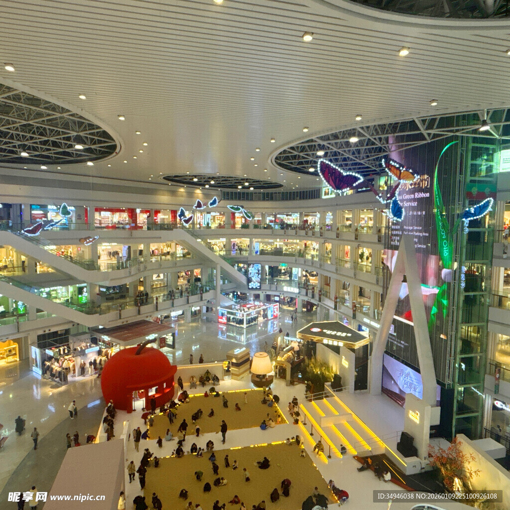 繁华商场内部热闹景象
