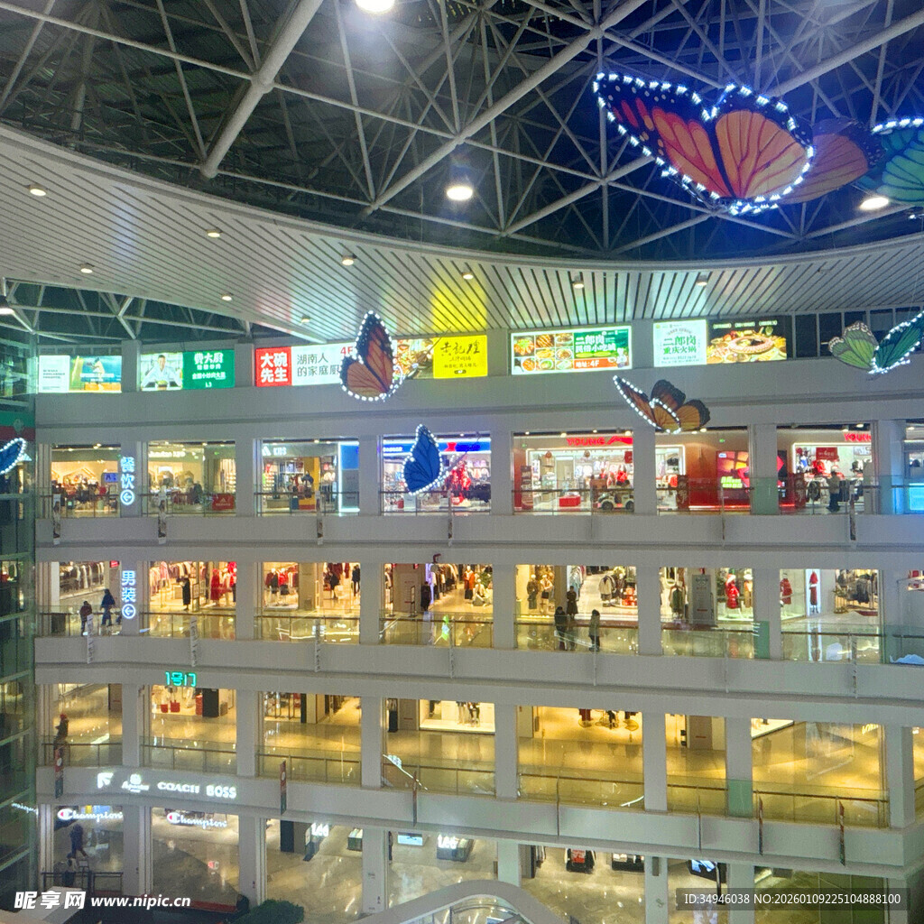 商场内部琳琅满目的店铺