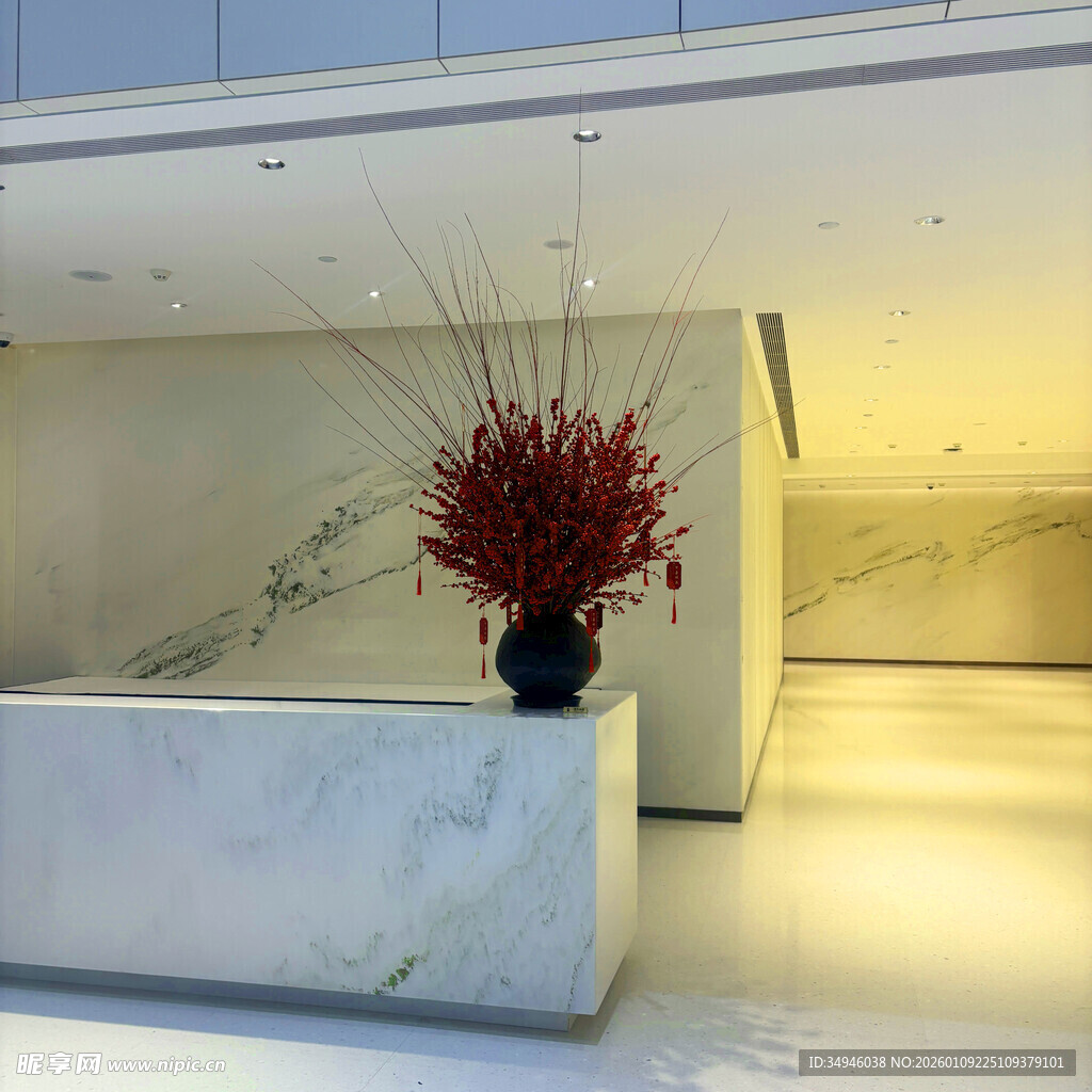 现代大厅中的精致花卉装饰