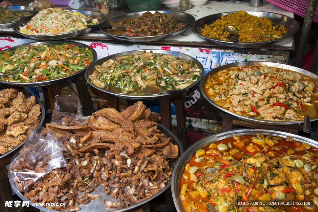 多样美味菜肴摆满桌