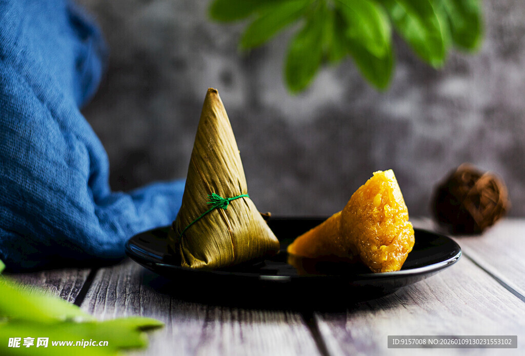 传统美味粽子摆于盘中
