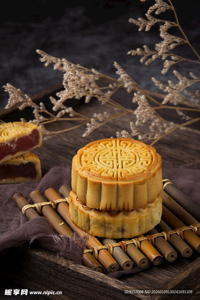 传统美味月饼摆拍展示