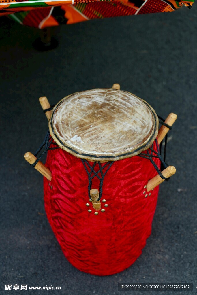 红色精美鼓具展示