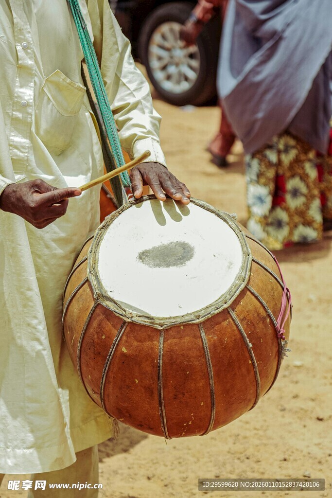手持鼓槌敲击传统大鼓