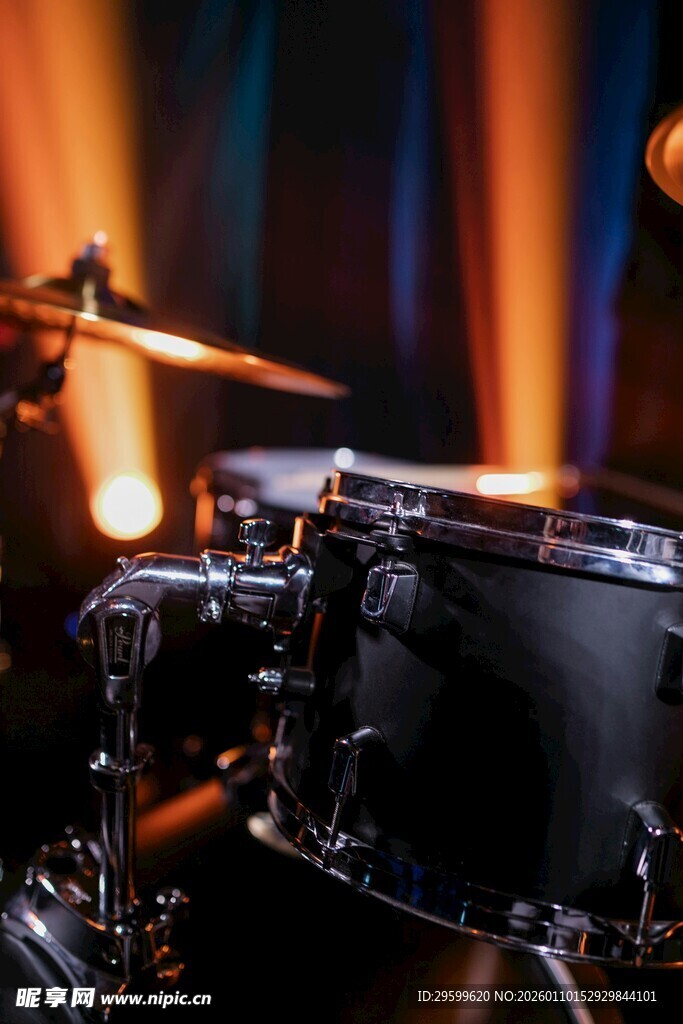 炫酷舞台上的黑色架子鼓