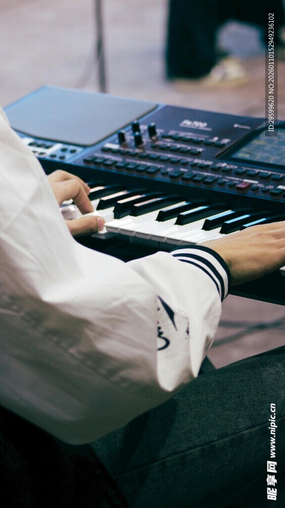 演奏者专注弹奏电子键盘
