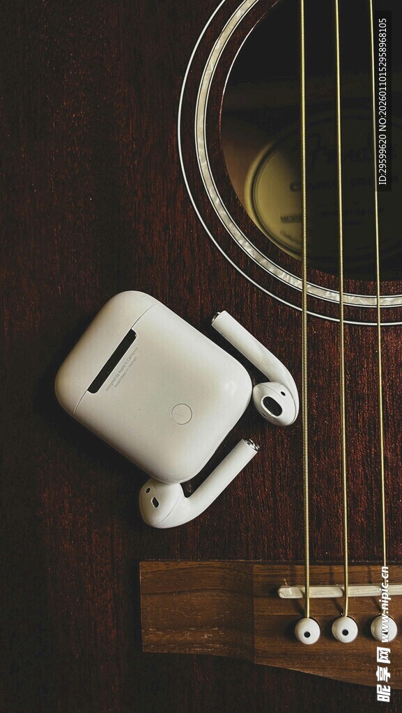 吉他旁的白色无线耳机