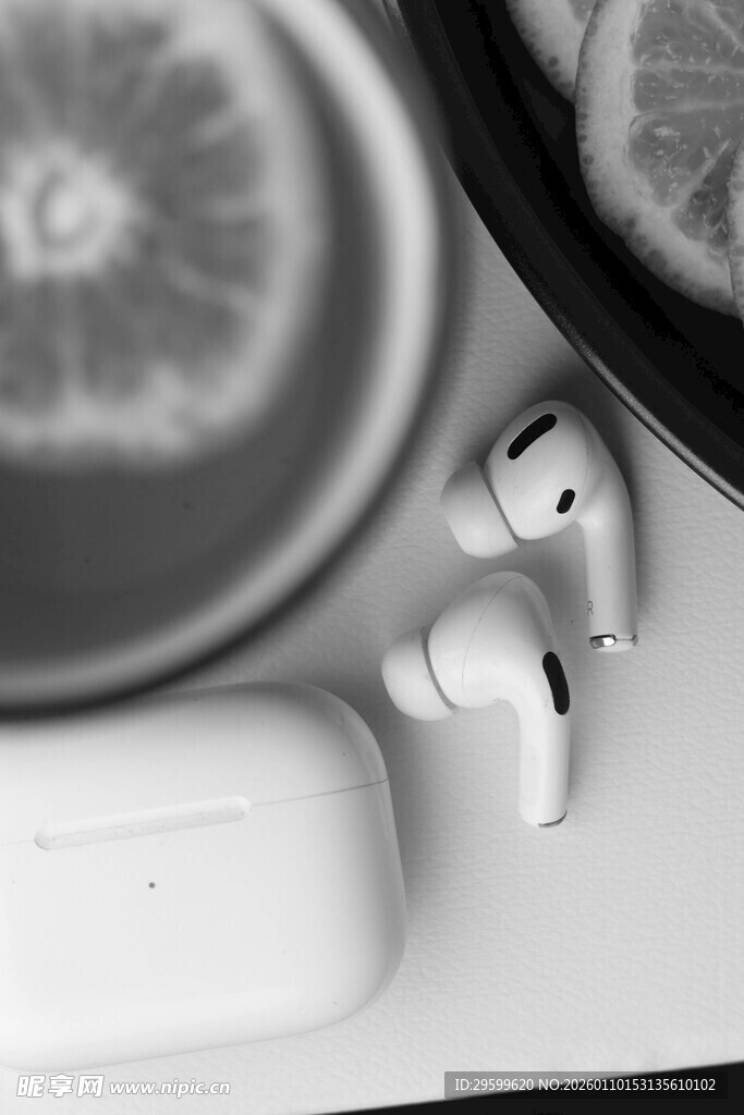 白色耳机与水果静物特写