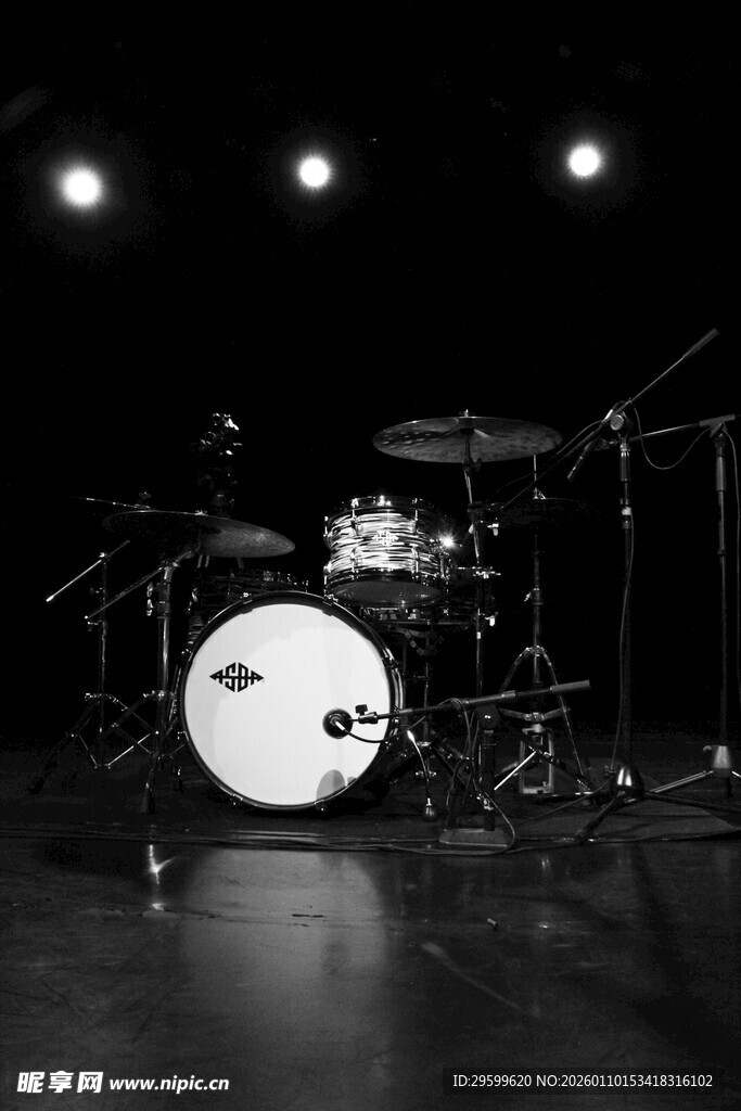 舞台上的酷炫架子鼓设备