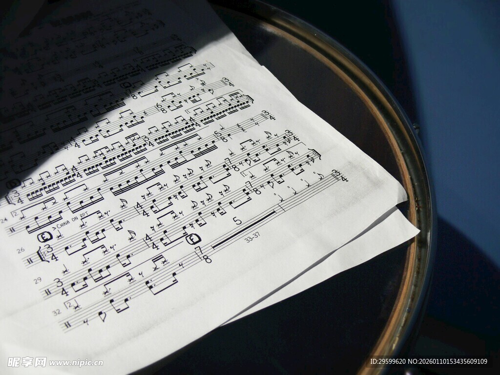 手写乐谱置于桌上