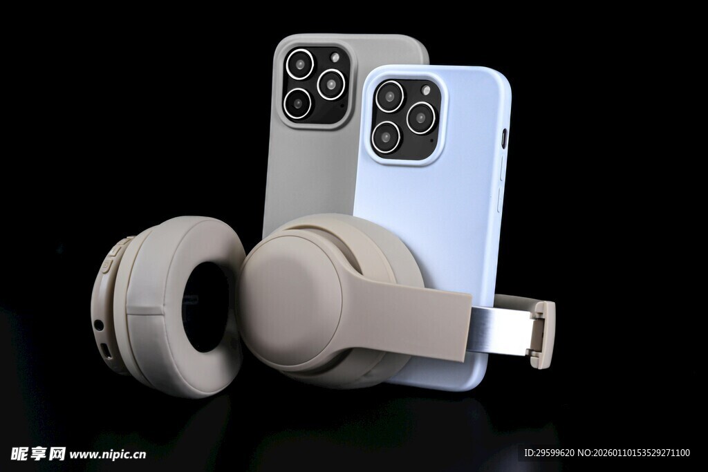 白色耳机与手机配件展示