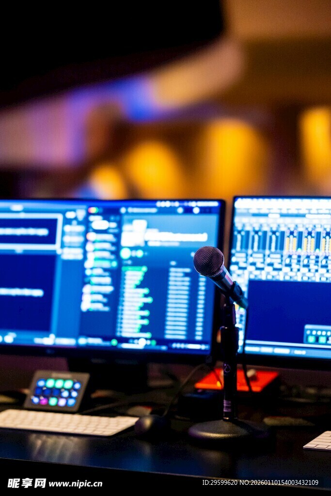 科技场景下的编程工作画面