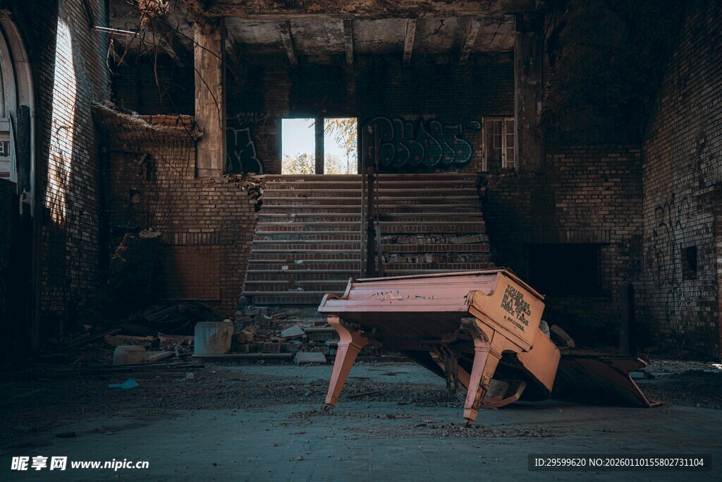 废弃房间中的老旧钢琴