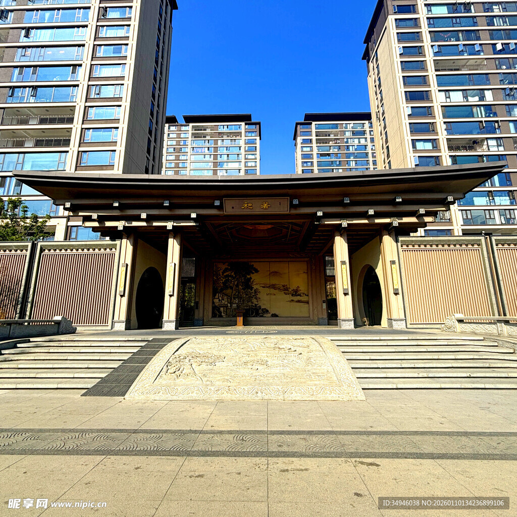 中式门楼与现代高楼景观