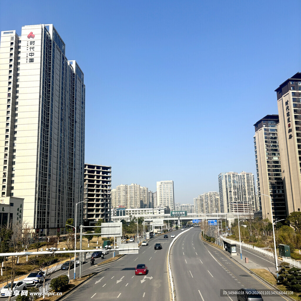城市宽阔道路旁的高楼景观