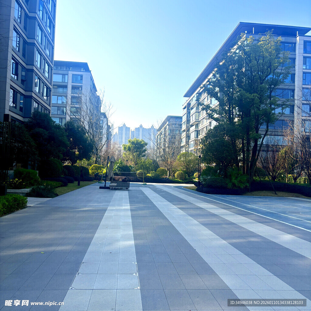 宽阔整洁的小区景观道路