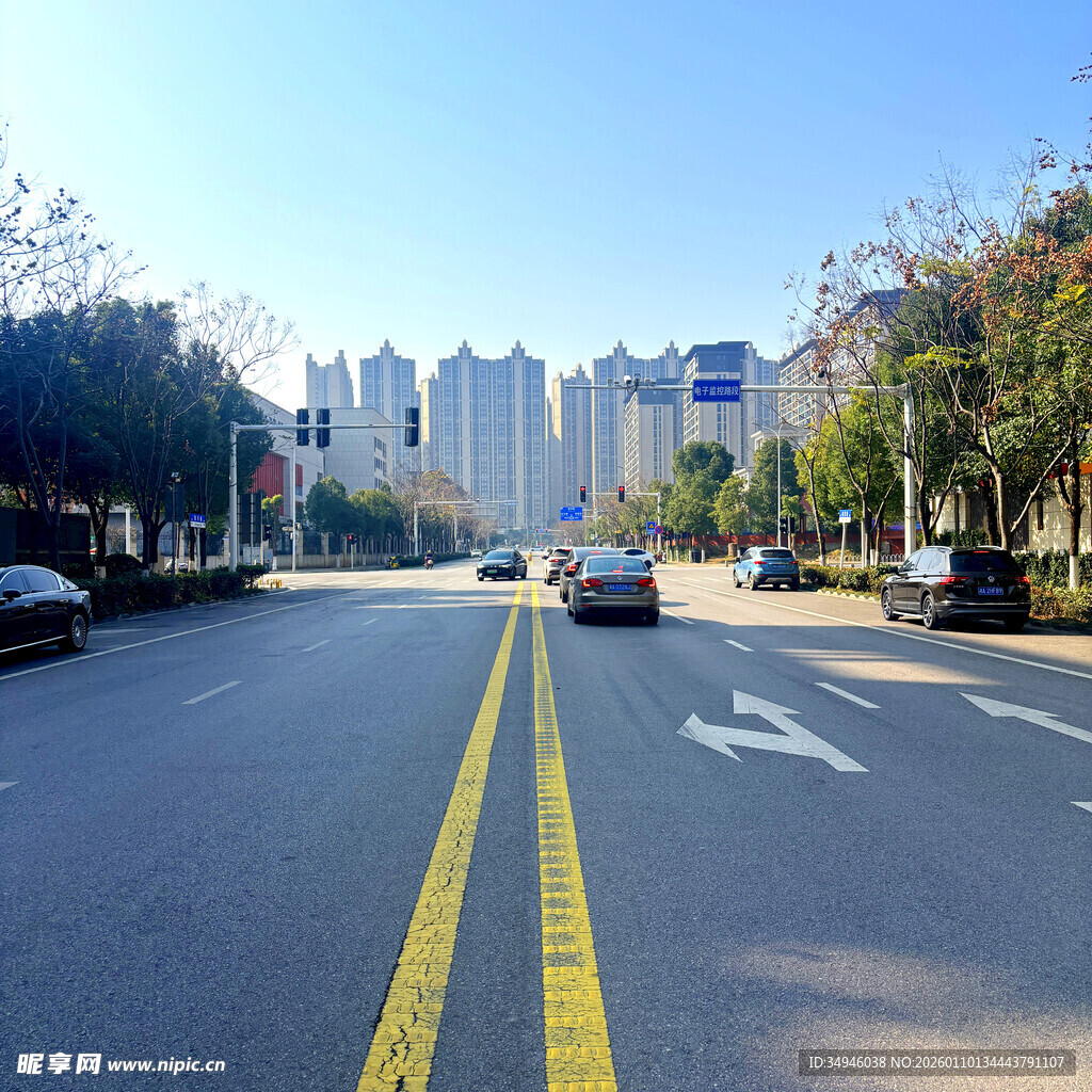 城市宽阔道路上的行驶车辆