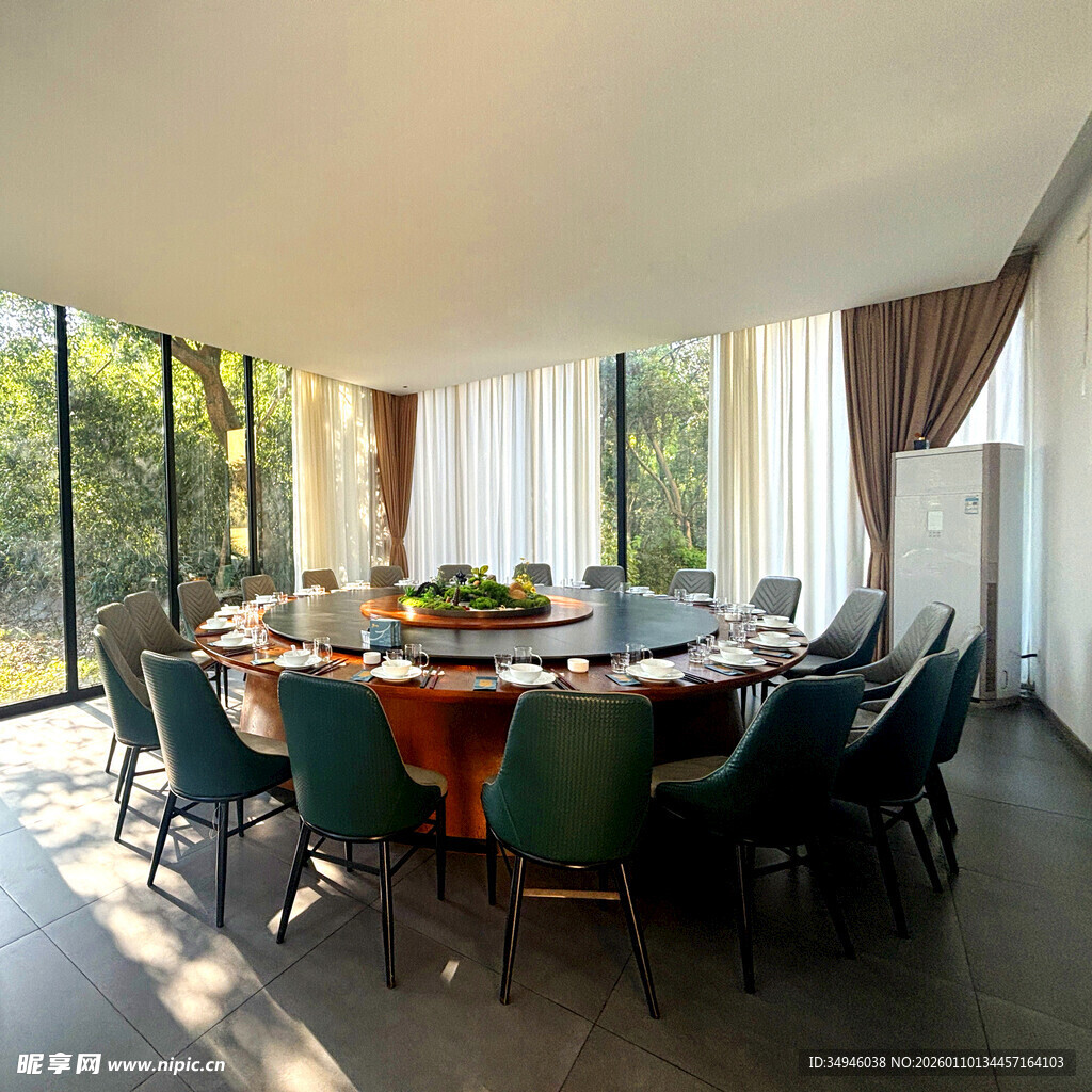 豪华餐厅圆桌与窗外景致