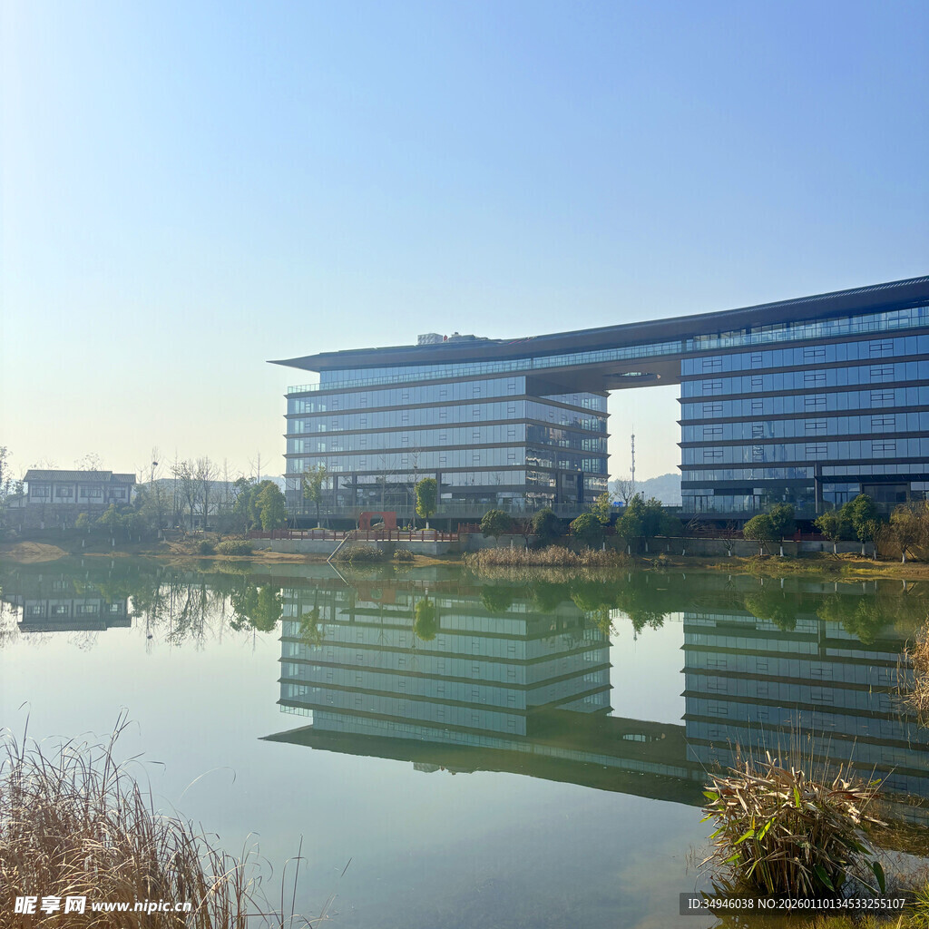 湖畔现代建筑景观