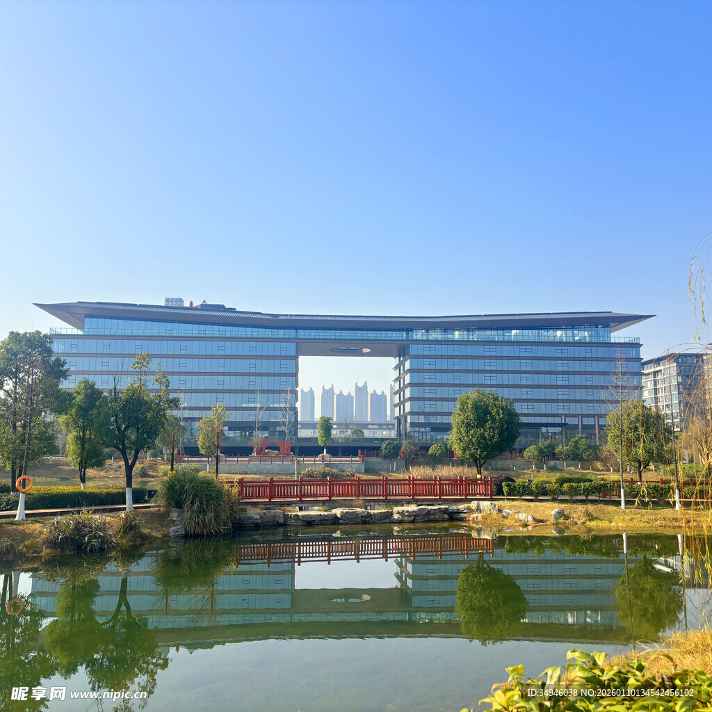 湖畔现代建筑景观