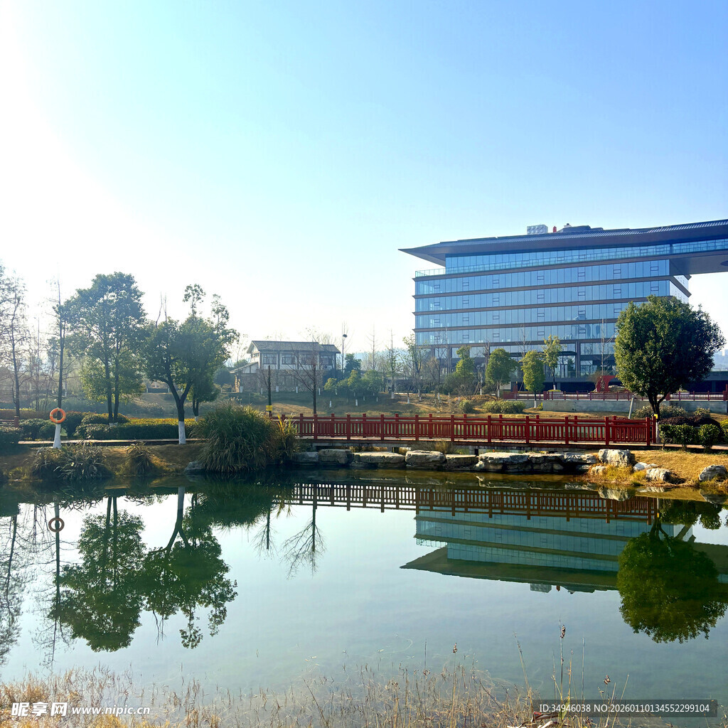 湖畔现代建筑风光美景