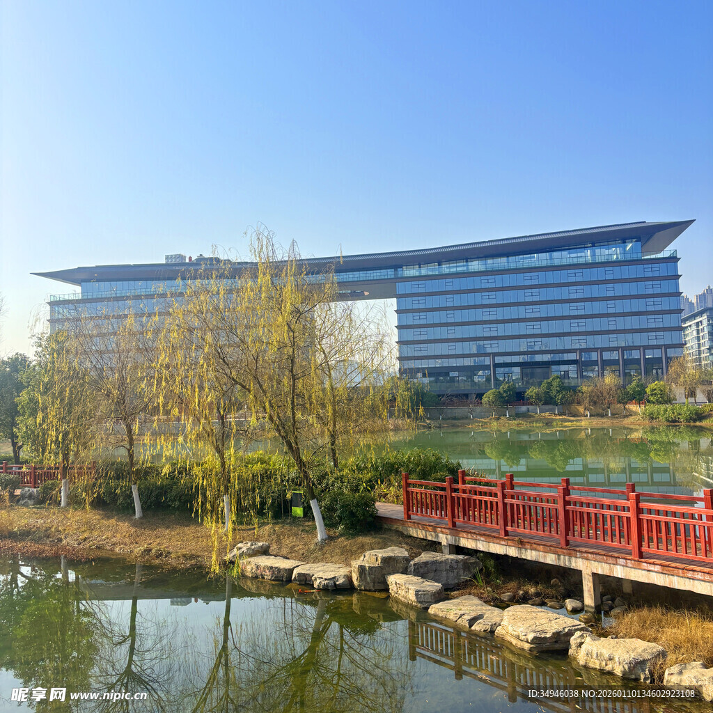 湖畔现代建筑风光