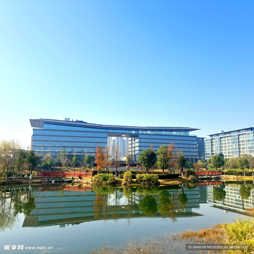 湖畔现代建筑风光