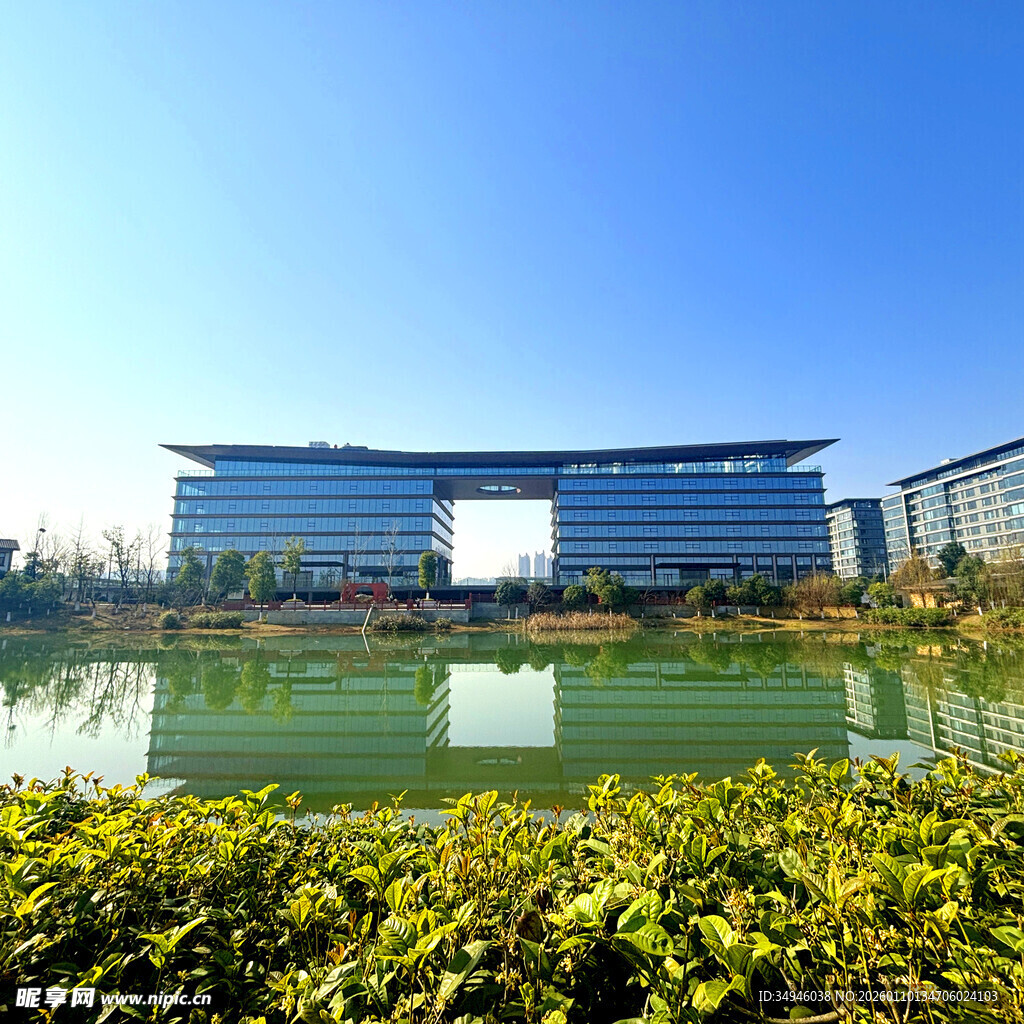 湖畔现代建筑景观