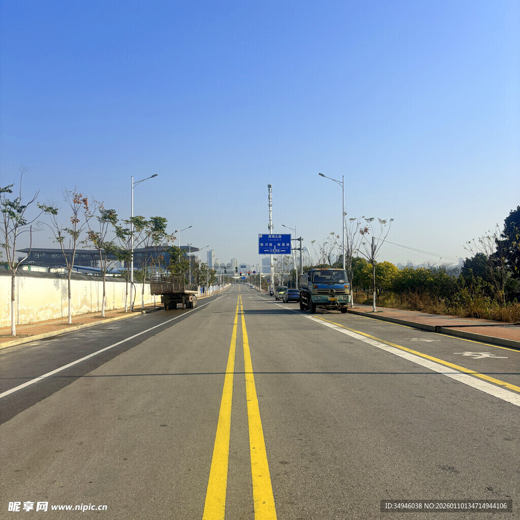 宽阔公路上的行驶车辆