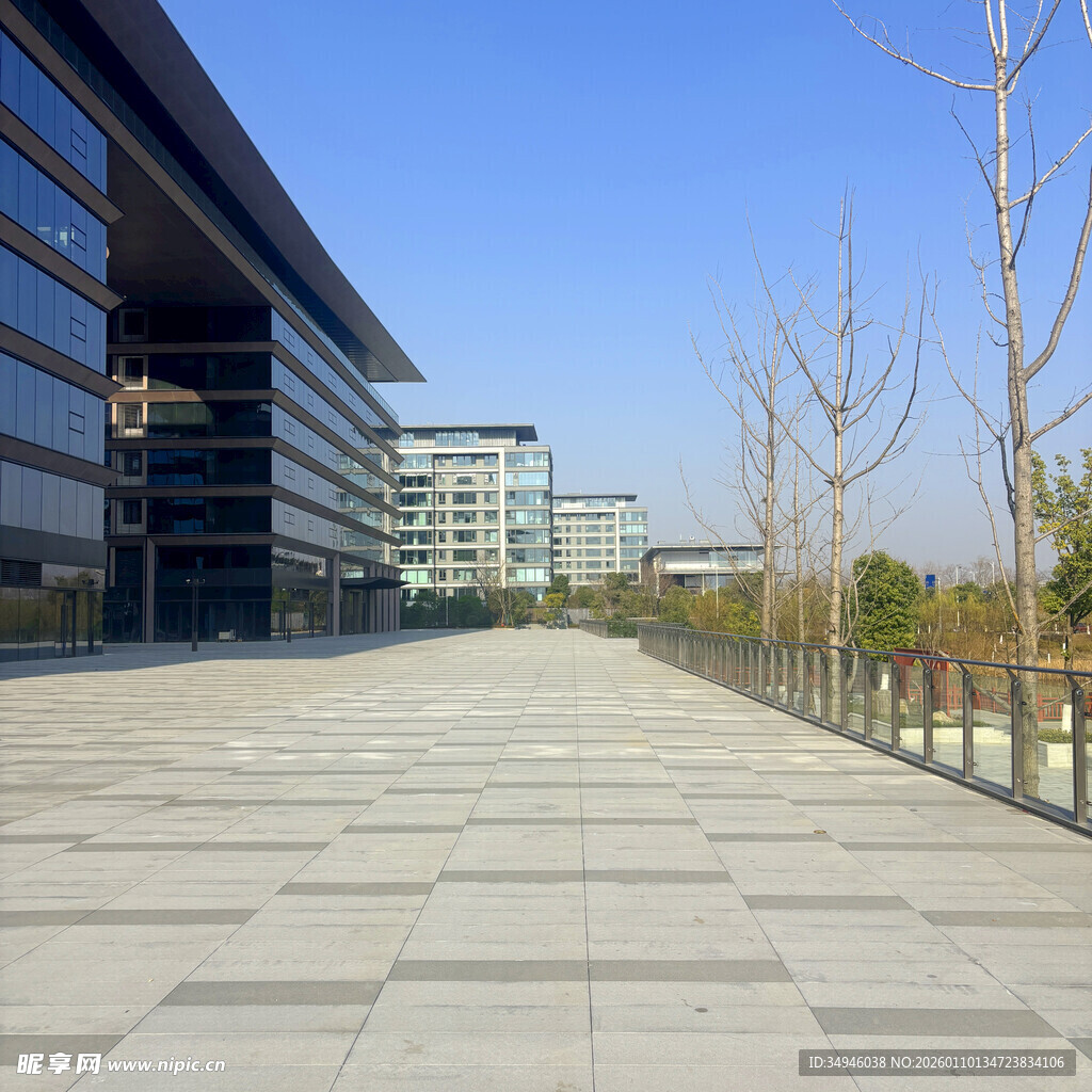 现代建筑旁的开阔步道