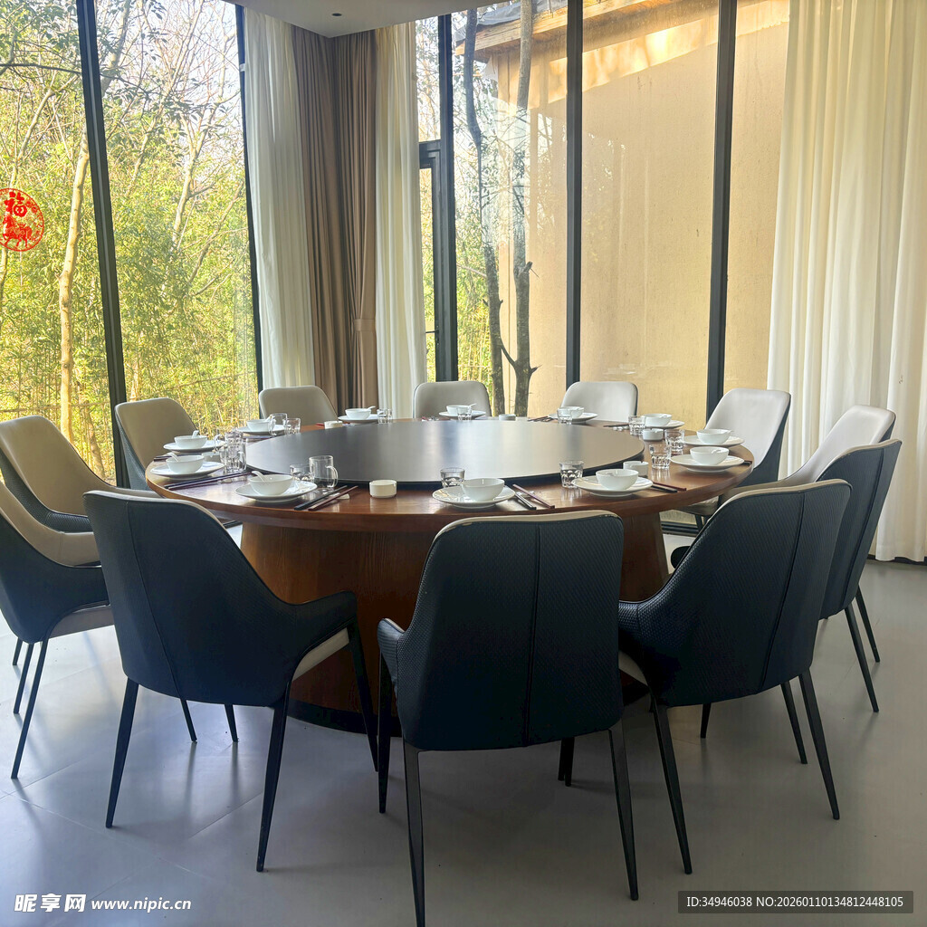 现代风格餐厅圆桌用餐场景