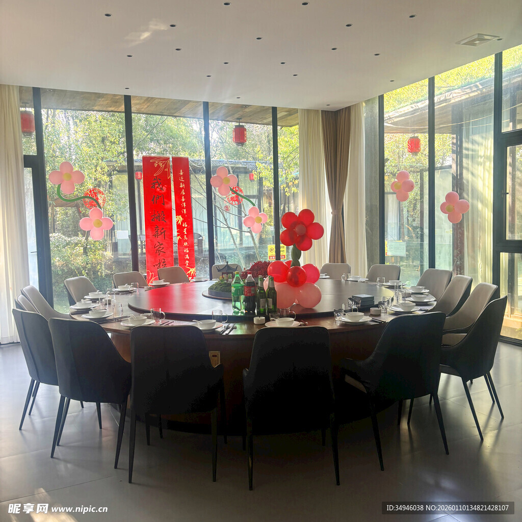 中式餐厅圆桌布置喜庆场景