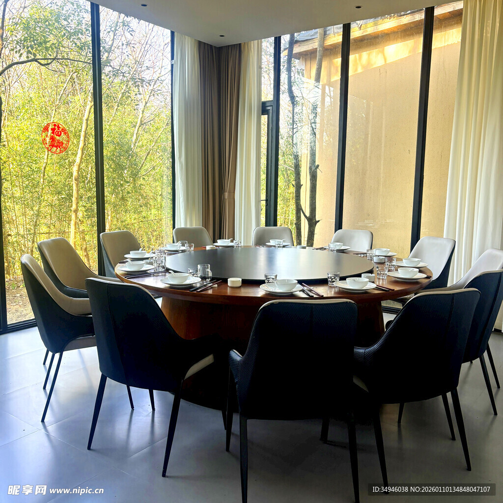 现代风格餐厅圆桌用餐场景