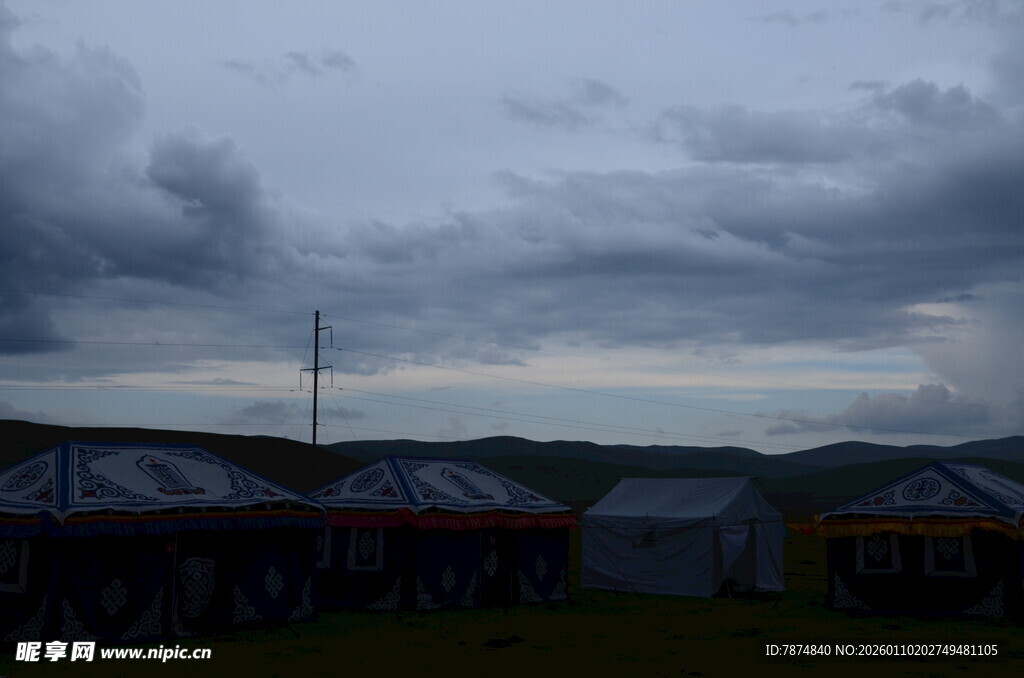 草原上的帐篷与阴沉天空