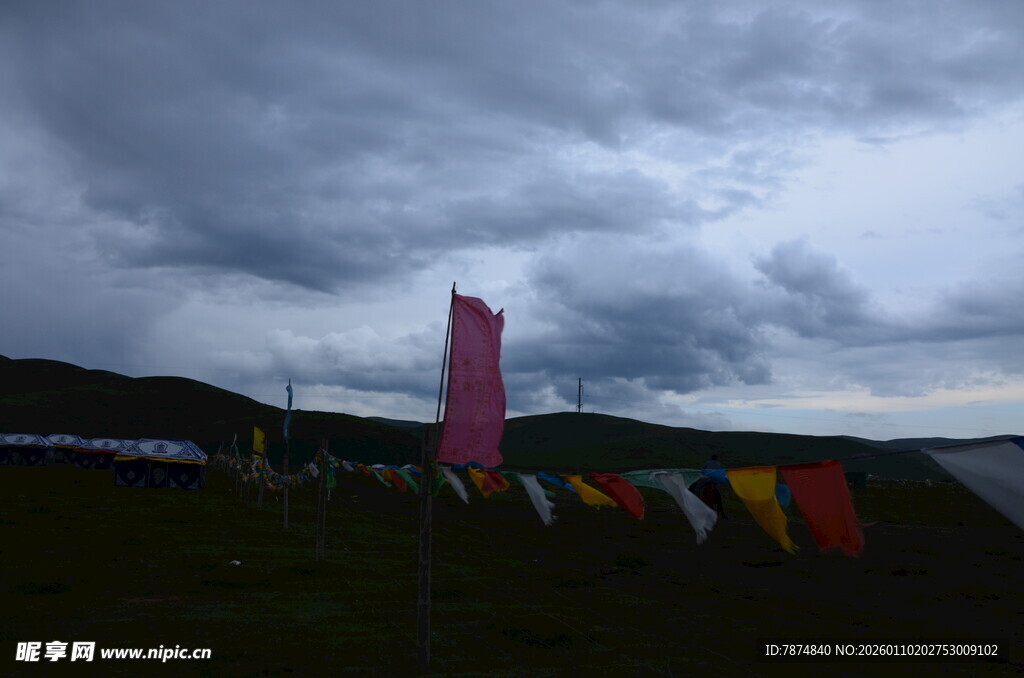 草原上的经幡与阴沉天空