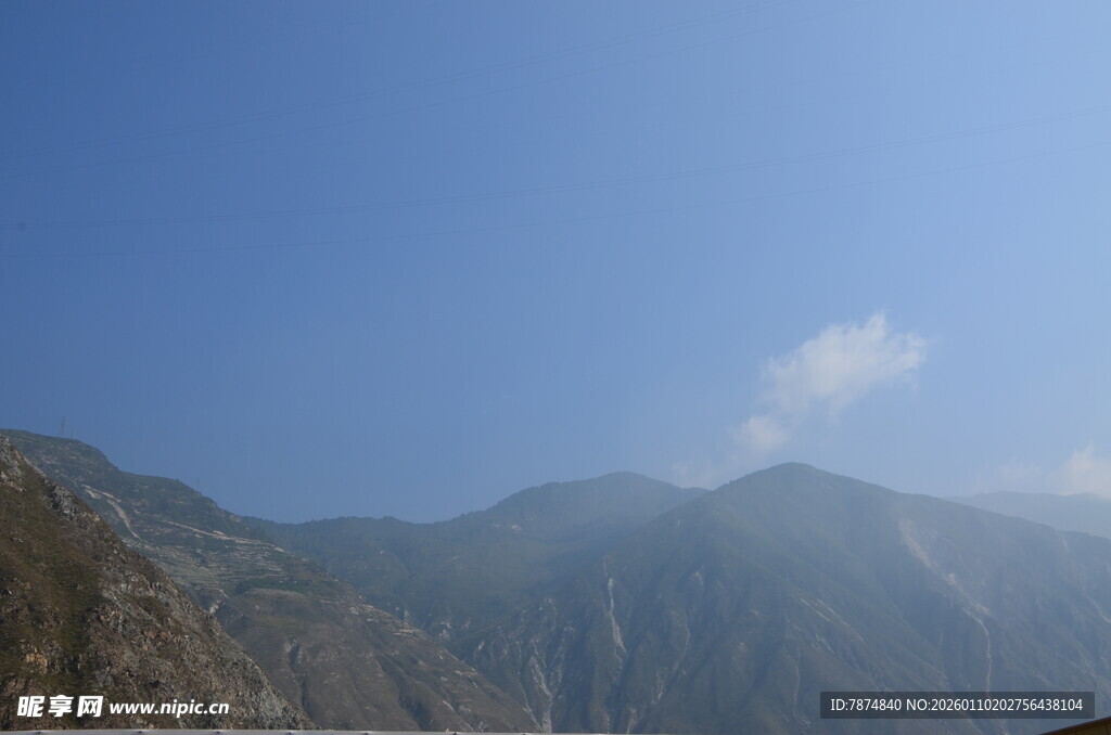 蓝天映衬下的连绵山脉