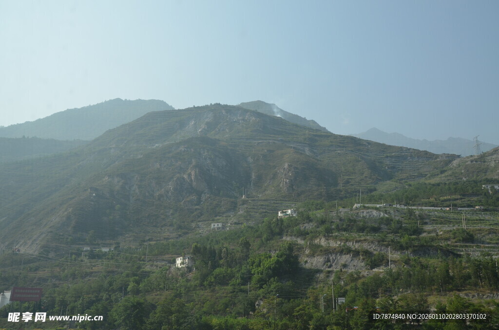 青山连绵的秀丽自然风光