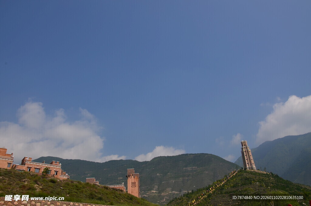 壮丽山景与古老建筑