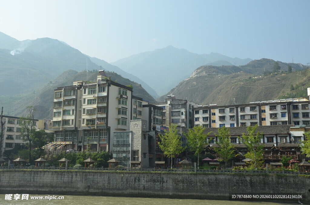 河畔山景中的现代建筑群