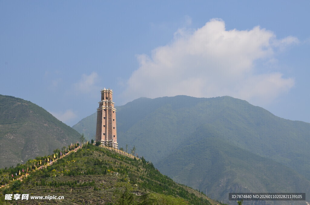 山顶古塔屹立于青山间