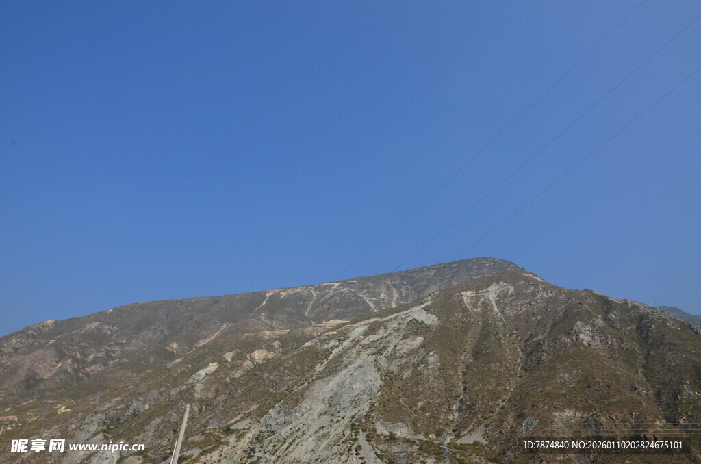 巍峨山峰蓝天背景