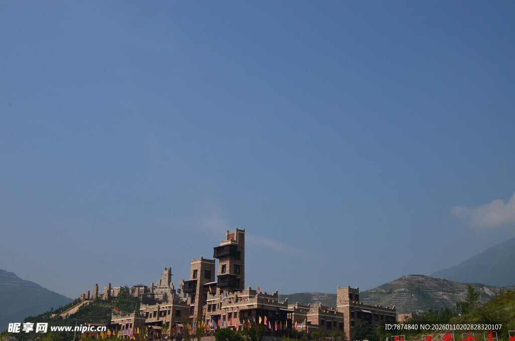 古老城堡屹立于山峦之间