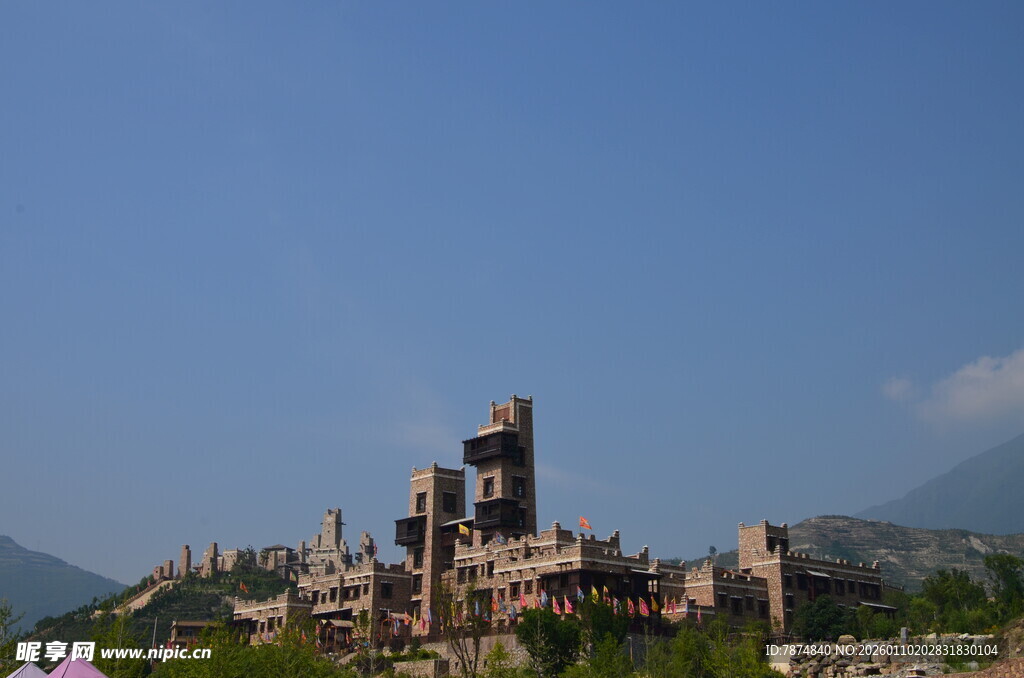 古老城堡屹立蓝天之下