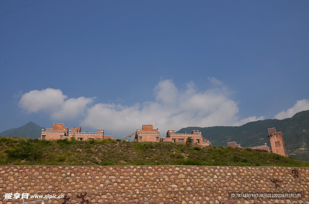 蓝天之下的古老建筑遗迹