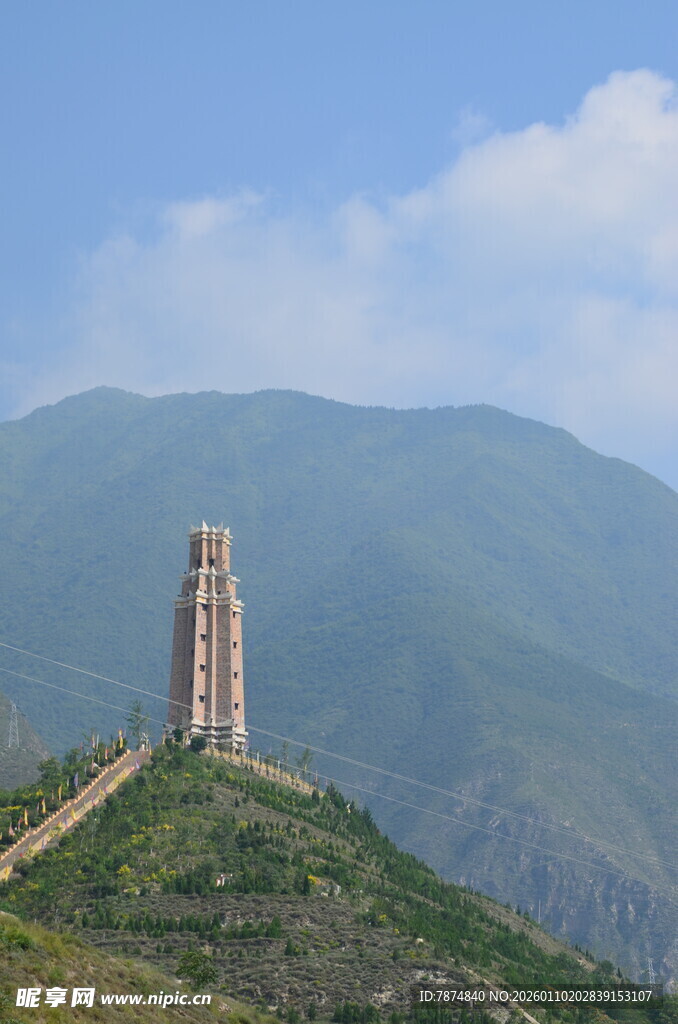 山顶矗立的高耸建筑