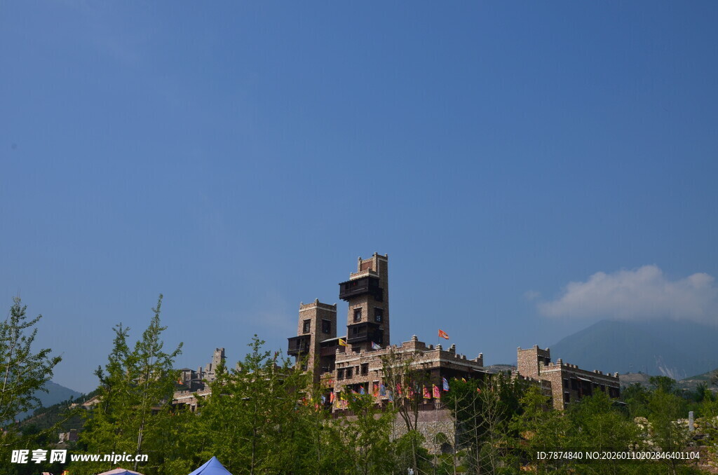 蓝天映衬下的奇幻城堡